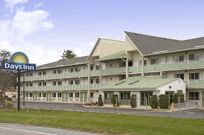 Days Inn By Wyndham Harrisburg North Exterior photo