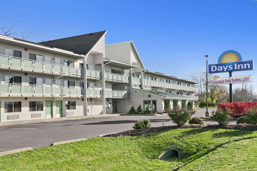 Days Inn By Wyndham Harrisburg North Exterior photo