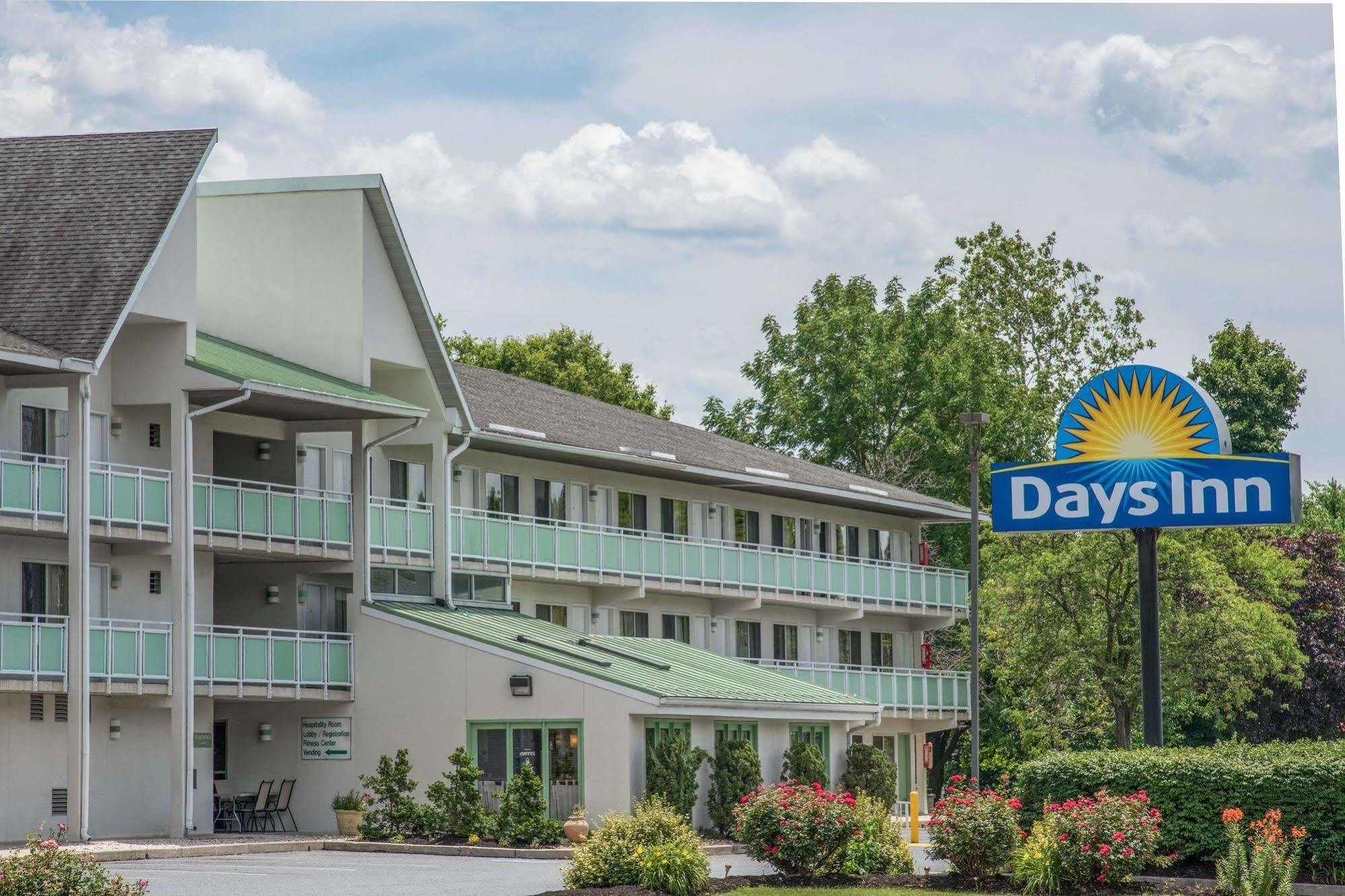 Days Inn By Wyndham Harrisburg North Exterior photo